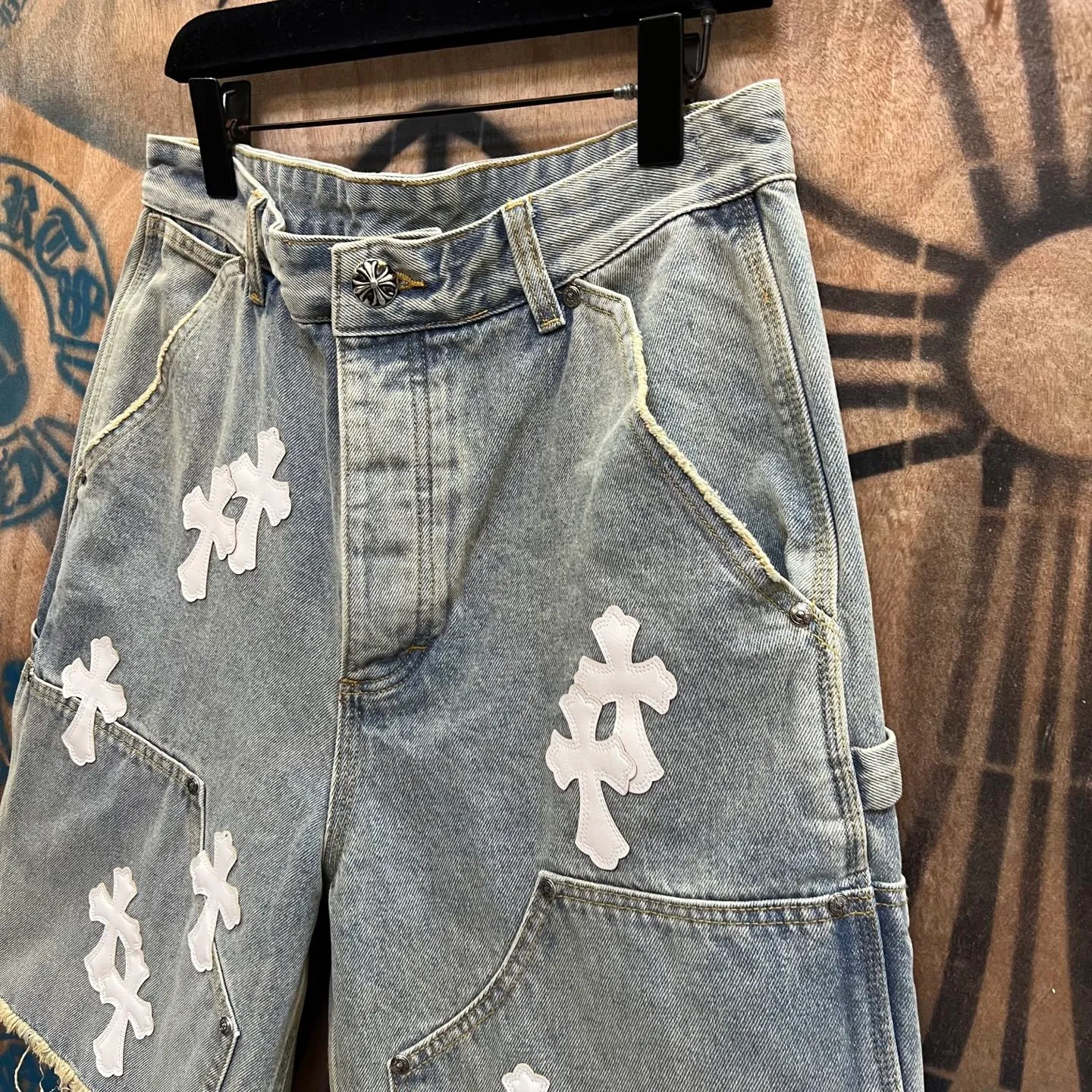 P520 chrome hearts limited series new city limited jeans Chrome Hearts city limited denim shorts vintage levis American made 501 505 517 base version remake Levis American made 501 base version imported sheepskin 925 silver remake Customers provide waist and pants length or height and weight. The studio will select the most suitable base version for you to remake. There are many people doing remakes in the market. Don’t belittle or comment. The difference is visible to the naked eye. See and compare for yourself #CHROME HEARTS Unisex style